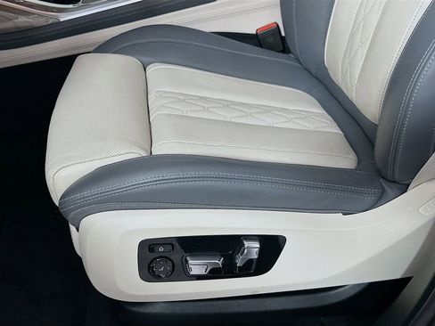 Used 2025 BMW X7 M60i w/ Climate Comfort Package image 20