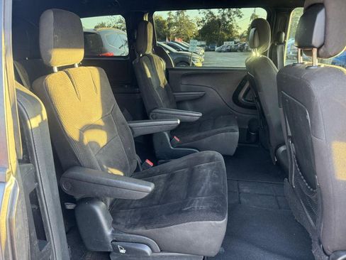 Used 2017 Dodge Grand Caravan SE image 12