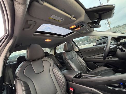 Used 2024 Hyundai Elantra Limited image 28