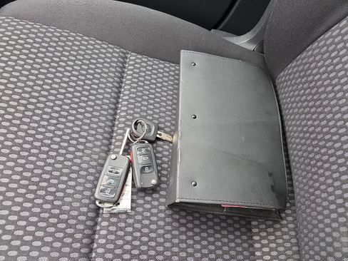 Used 2010 Volkswagen Tiguan S image 24