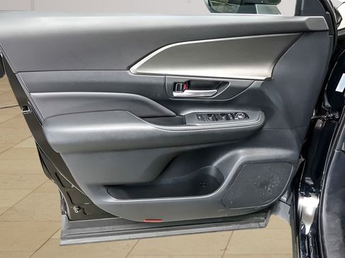 Used 2025 Toyota Grand Highlander AWD image 17