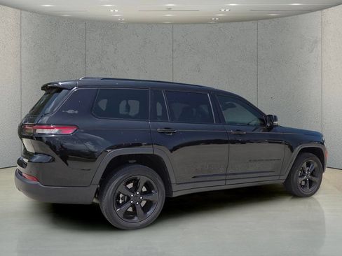 Used 2024 Jeep Grand Cherokee L Altitude RWD image 3