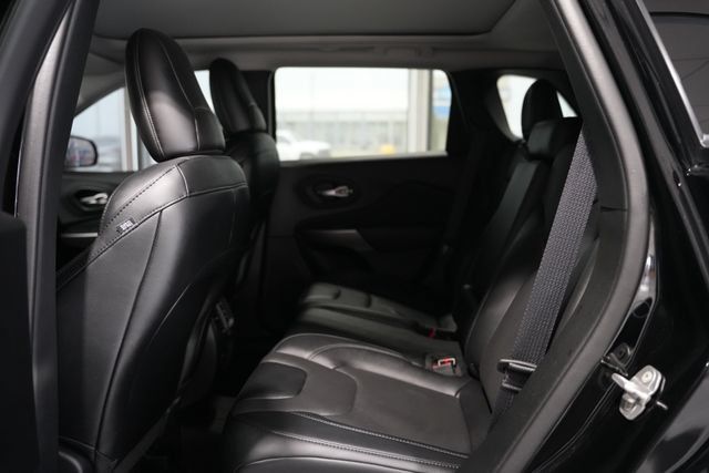 Used 2022 Jeep Cherokee Limited AWD/4WD image 16