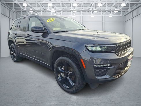 Used 2023 Jeep Grand Cherokee Limited w/ Black Appearance Package image 7