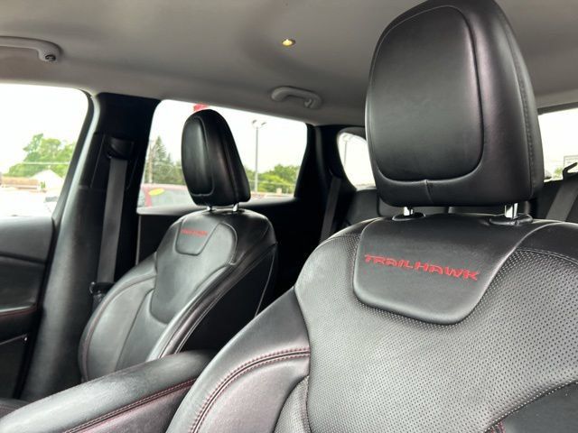Used 2019 Jeep Cherokee Trailhawk AWD/4WD image 33