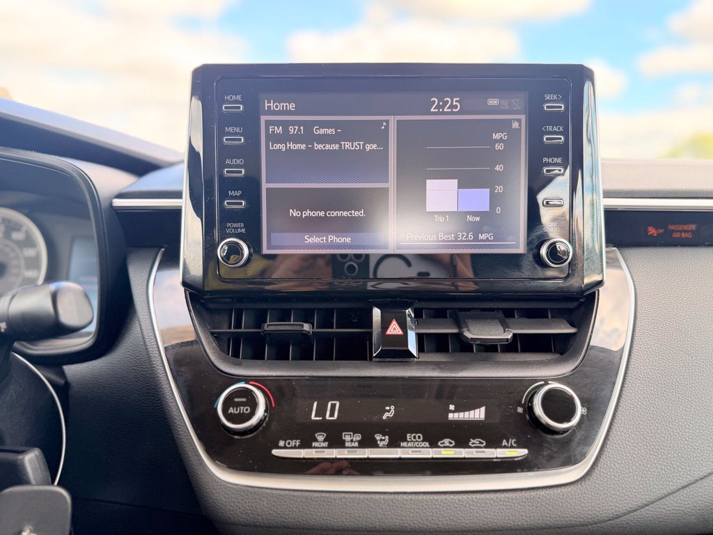 Used 2020 Toyota Corolla LE FWD image 23