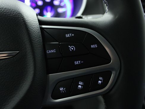 Used 2023 Chrysler Pacifica Touring-L FWD image 22