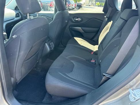 Used 2019 Jeep Cherokee Latitude w/ Popular Appearance Group AWD/4WD image 15