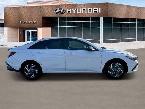 New 2025 Hyundai Elantra SEL image 9