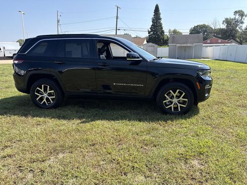 Used 2024 Jeep Grand Cherokee Limited w/ Trailer Tow Package AWD/4WD image 4