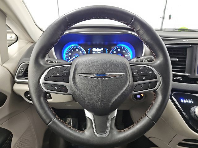 Used 2020 Chrysler Pacifica Touring w/ Cold Weather Group FWD image 18