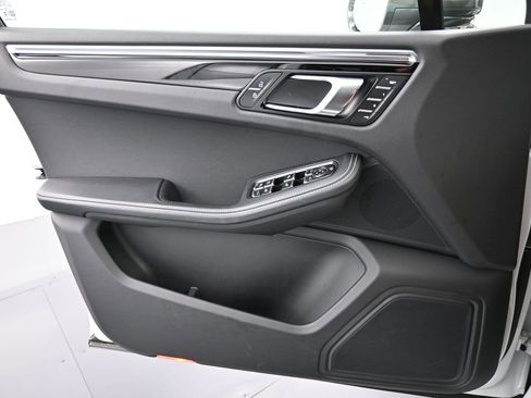 Used 2025 Porsche Macan image 20