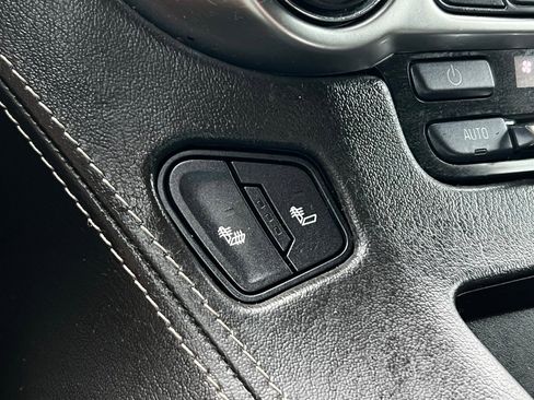 Used 2019 Chevrolet Suburban LT image 16