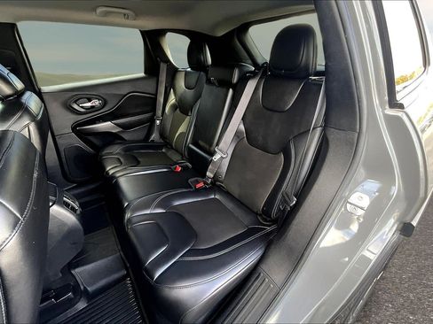 Used 2019 Jeep Cherokee Latitude Plus w/ Cold Weather Group image 14