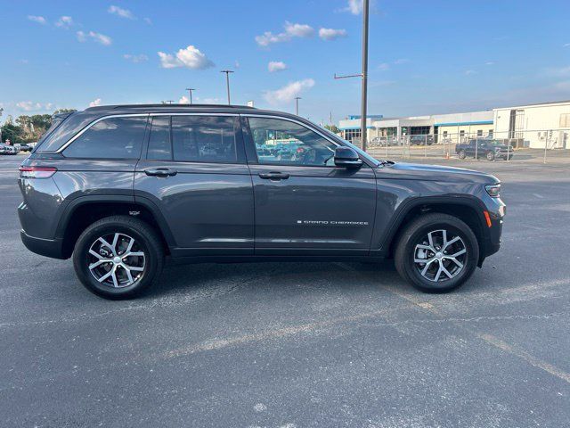 Used 2025 Jeep Grand Cherokee Limited RWD image 5
