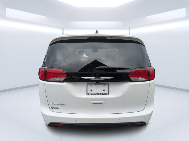 Used 2025 Chrysler Voyager LX FWD image 4