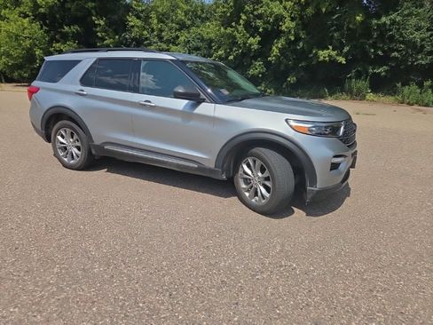 Used 2023 Ford Explorer XLT w/ Equipment Group 202A AWD/4WD image 21