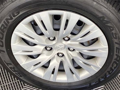 Used 2013 Toyota Camry LE image 26