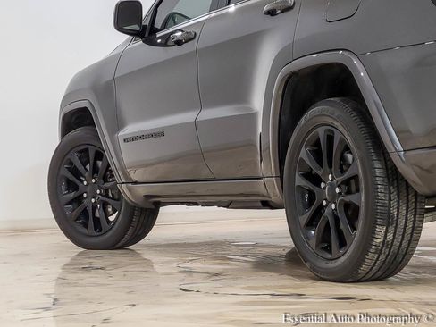 Used 2021 Jeep Grand Cherokee Laredo X AWD/4WD image 11
