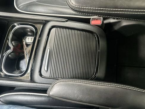Used 2025 Chrysler Pacifica Limited FWD image 24