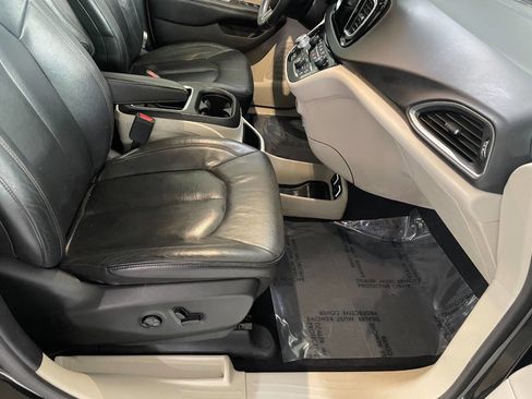 Used 2019 Chrysler Pacifica Touring-L Plus w/ Advanced Safetytec Group image 33