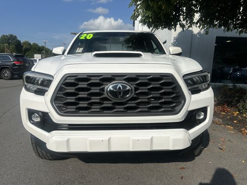 Used 2020 Toyota Tacoma TRD Sport w/ Technology Package AWD/4WD image 9