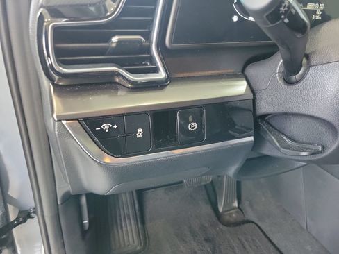 Used 2025 Kia Sportage EX FWD image 17