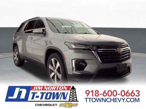 Used 2023 Chevrolet Traverse LT w/ LT Premium Package AWD/4WD image 1