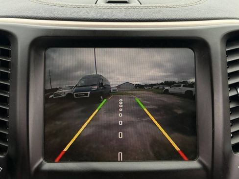 Used 2016 Jeep Cherokee Latitude w/ Comfort/Convenience Group FWD image 19