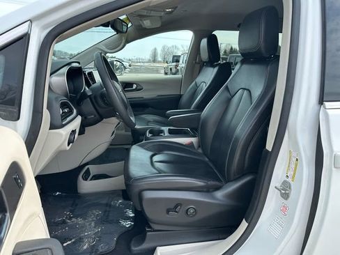 Used 2023 Chrysler Pacifica Touring-L FWD image 9