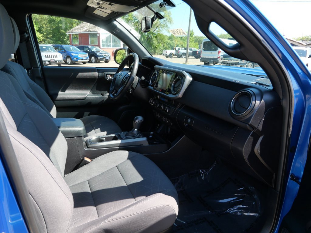 Used 2016 Toyota Tacoma TRD Sport AWD/4WD image 11