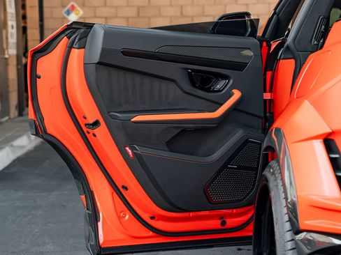 Used 2025 Lamborghini Urus SE AWD/4WD image 25