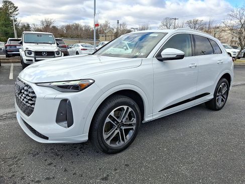 Certified 2025 Audi Q5 Premium w/ Convenience Package image 3