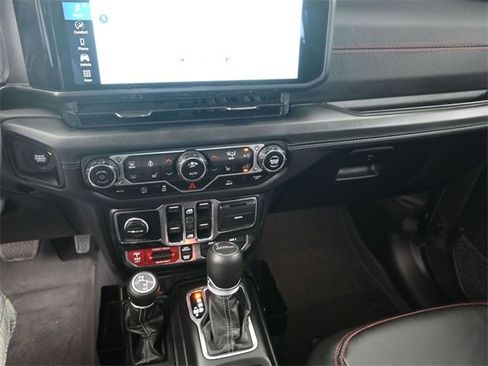 Used 2025 Jeep Gladiator Rubicon w/ Convenience Group image 12