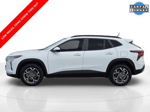 Used 2025 Chevrolet Trax LT w/ LT Convenience Package image 3