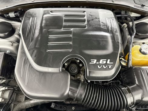 Used 2019 Chrysler 300 Touring RWD image 16