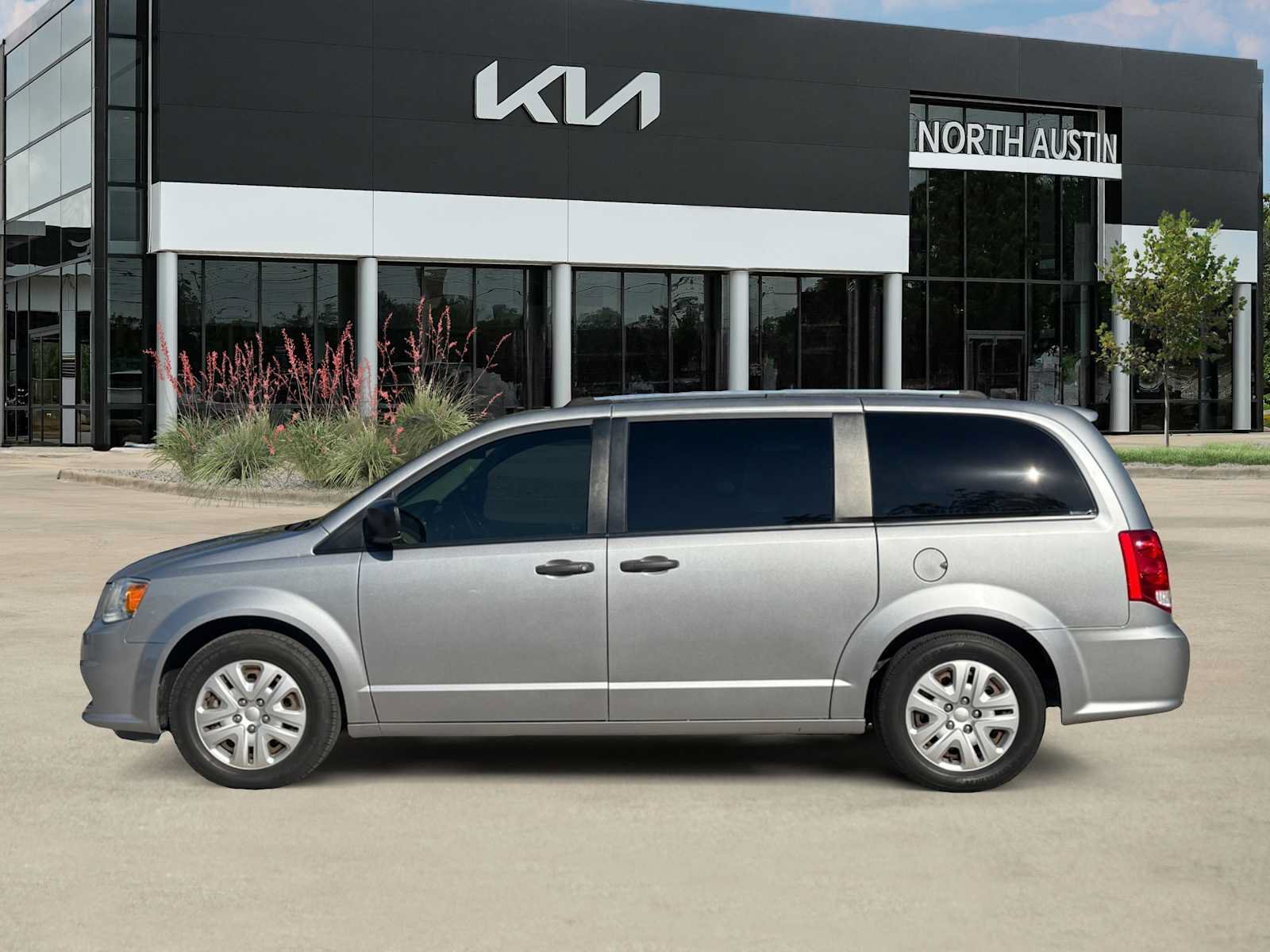 Used 2019 Dodge Grand Caravan SE w/ UConnect Hands-Free Group FWD image 3