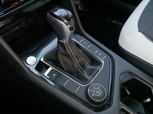 Certified 2025 Volkswagen Taos SE AWD/4WD image 24