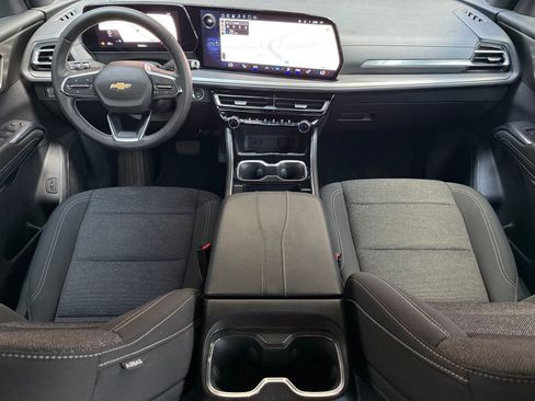Used 2025 Chevrolet Traverse LT FWD image 2