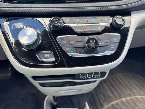 Used 2023 Chrysler Pacifica Touring-L w/ Uconnect Theater Family Group AWD/4WD image 20