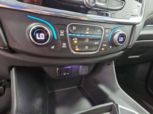 Used 2020 Chevrolet Traverse LT FWD image 20