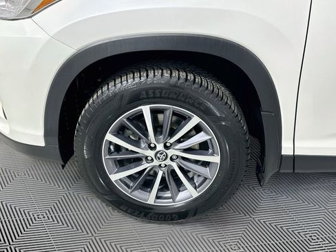 Used 2019 Toyota Highlander XLE AWD/4WD image 11