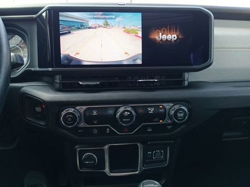 Used 2024 Jeep Gladiator Sport image 22