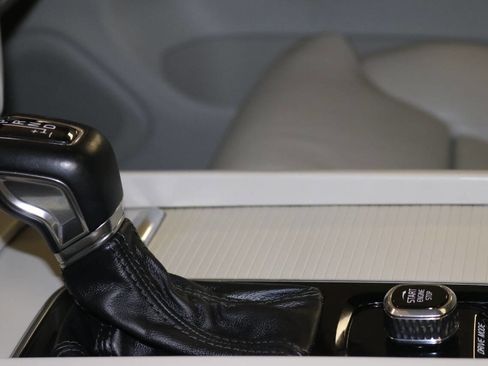 Used 2019 Volvo XC60 T5 Momentum w/ Premium Package image 43