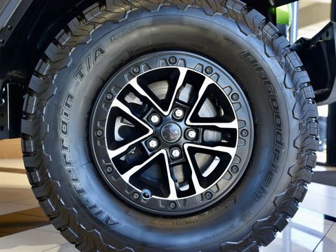 Used 2025 Jeep Wrangler Unlimited Rubicon w/ XTREMEE 35" Tire Package AWD/4WD image 14