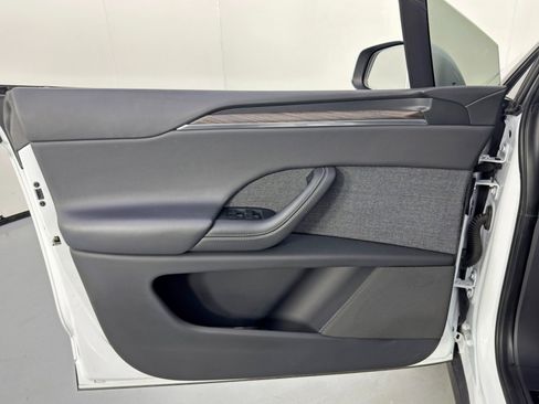 Used 2022 Tesla Model X image 44