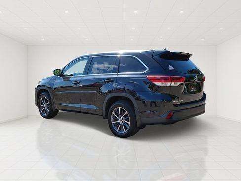 Used 2018 Toyota Highlander XLE AWD/4WD image 4