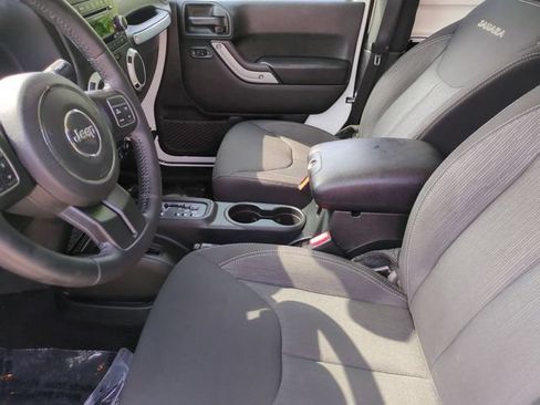 Used 2018 Jeep Wrangler Sahara w/ Connectivity Group AWD/4WD image 17
