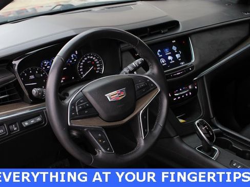 Used 2017 Cadillac XT5 Platinum image 2