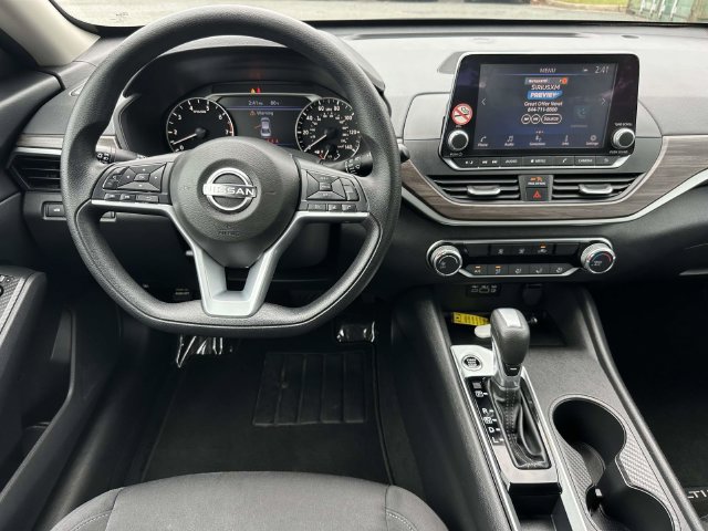 Used 2025 Nissan Altima 2.5 SV FWD image 2
